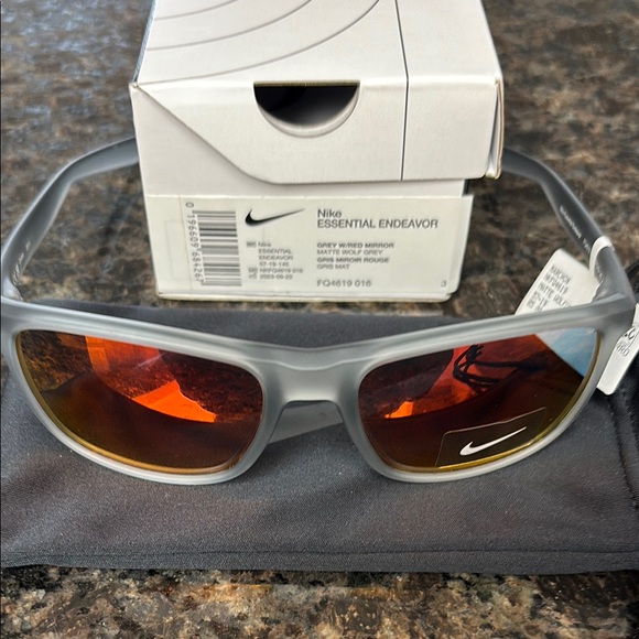 Nike Essential Endeavor Sunglasses grey:red mirror New - Picture 1 of 4